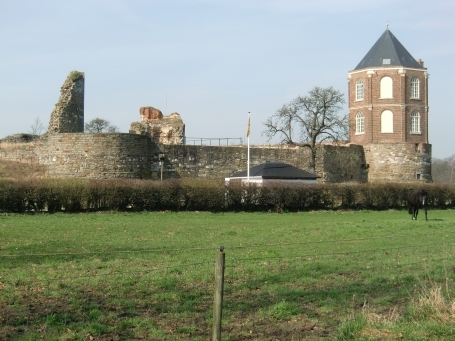 Roerdalen-Montfort NL : Huisdijk, Schlossruine Montfort, im restaurierten Burgturm befindet sich ein Besucherzentrum